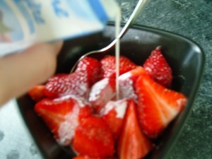 Fraises et tourbillon crémeux de jus de fraises - Activités - RECETTE ENFANT - Les recettes de Sandrine