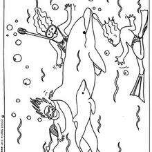 Coloriage d'enfants au milieu des dauphins