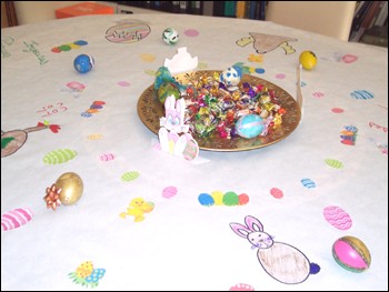 Fiche bricolage: la nappe de Pâques - Activités - BRICOLAGE PAQUES - La nappe décorée de Pâques.