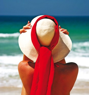 FEMME_CHAPEAU_PLAGE