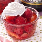 Nage de fraises au Champomy, chantilly à la vanille - Activités - RECETTE ENFANT - Cuisine comme un grand chef avec Champomy !