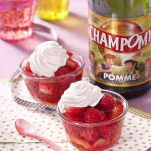 Nage de fraises au Champomy, chantilly à la vanille