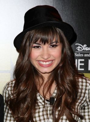 http://images.jedessine.com/_uploads/membres/articles/20090414/7aaab_demi-lovato-in-black-hat.jpg