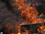 Incendie de pneus &agrave; Bangkok - Photo AP