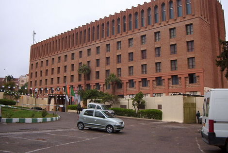 http://images.jedessine.com/_uploads/membres/articles/20090624/5bsa5_800px-Tlemcen_Hotel_Zianides.jpg