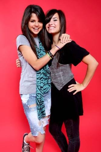 http://images.jedessine.com/_uploads/membres/articles/20100309/tmuey_selena-gomez-20080903-451744.jpg
