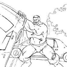 Coloriage de Hulk soulevant une voiture