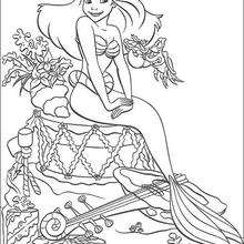 Coloriage Disney : Ariel entourée de cadeaux