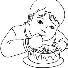 Coloriage : petit garçon qui mange un gâteau d'anniversaire