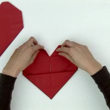 Origami : Pliage de serviette en papier en forme de coeur