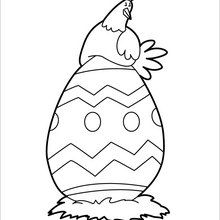 Coloriage : Poule de Pâques couvant un oeuf