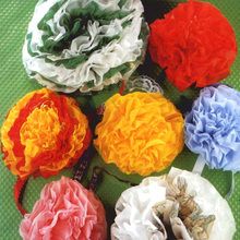 Fleurs en serviettes multicolores