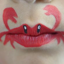 Maquillage sur lèvres - Le Crabe