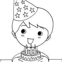Coloriage garçon et son gâteau d'anniversaire