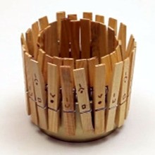 Pot à crayon avec des pinces à linge