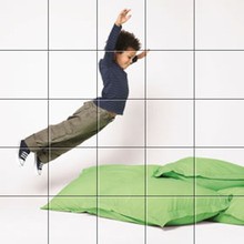 Puzzle : Enfant qui saute sur des coussins