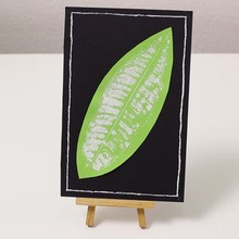Un tableau avec une feuille d'arbre