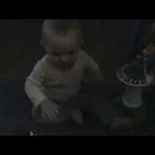 Vidéo : Bébé lache une caisse et ça lui fait peur